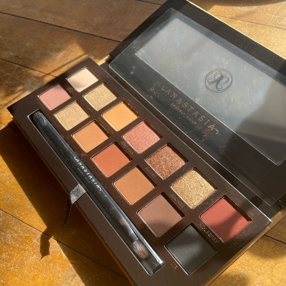 NWT Anastasia Soft Glam Palette - Picture 2 of 5